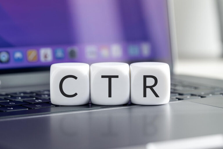 El CTR orgánico puede mejorarse optimizando la URL, la metadescripción, el título e, incluso, la velocidad de carga de tu sitio