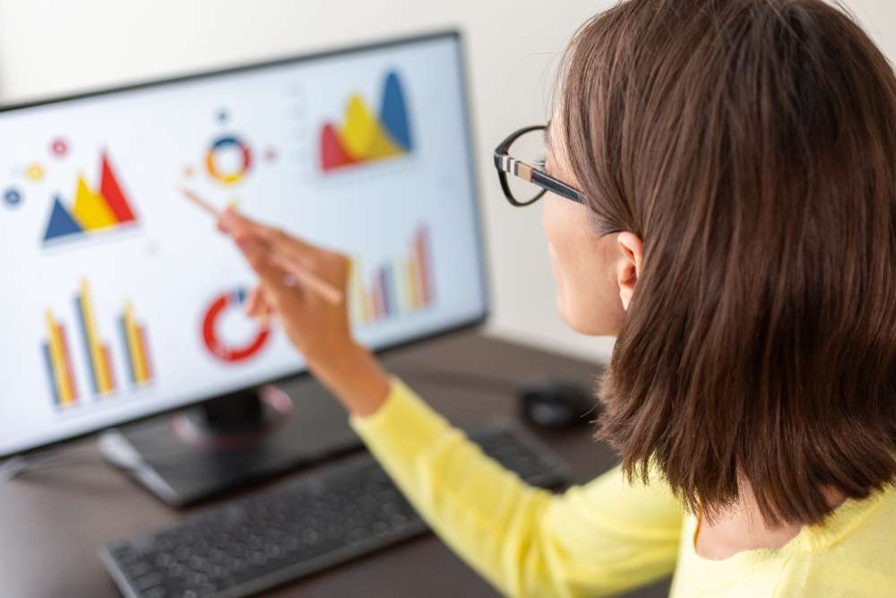 Puedes utilizar herramientas como Google Analytics 4 y Search Console para medir los KPI's para SEO