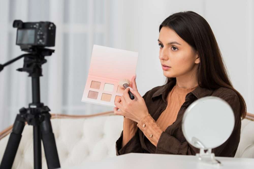 mujer haciendo videotutorial en etapa TOFU - Agencia Nokeon